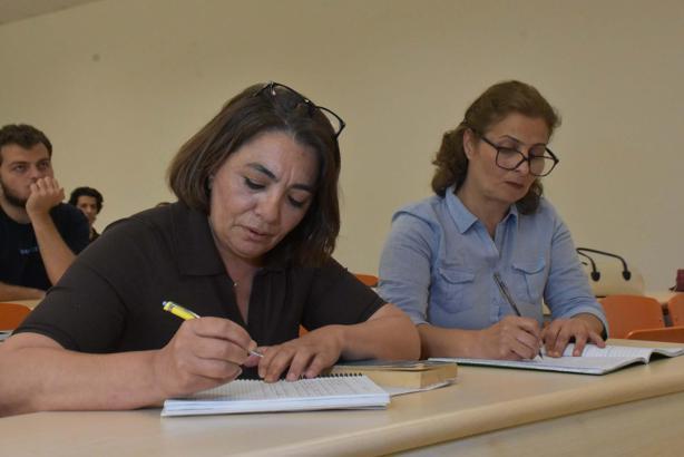 İki kadın 50'li yaşlarında hayalleri üniversitede / Ek fotoğraflar