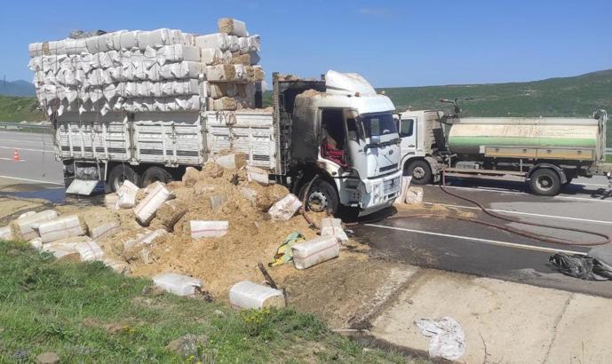 Bingöl’de saman yüklü kamyon yandı