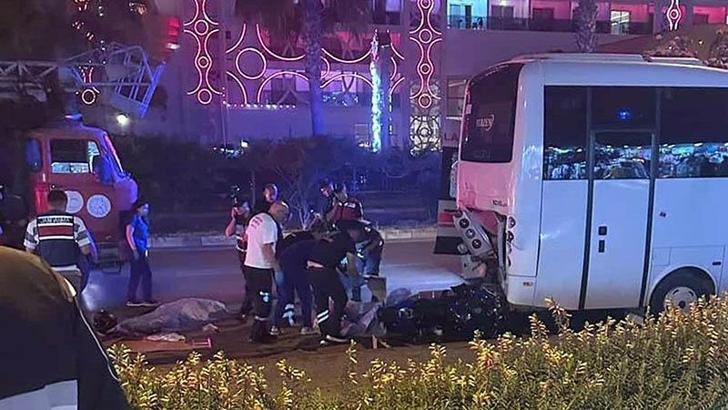 Motosiklet park halindeki midibüse çarptı: 2 ölü