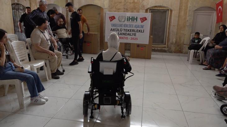 İHH, 60 adet akülü tekerlekli sandalye dağıttı