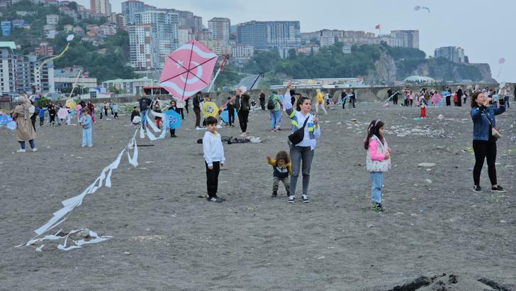 Çocukların uçurtmaları ‘sağanağa’ takıldı
