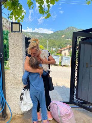 Kızını babasıyla görüşe 43 dakika geç götürdüğü için hapis yatan anne, cezaevinden çıktı