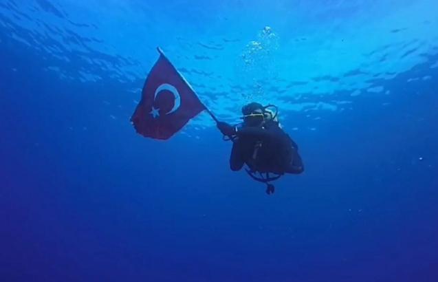 Su altında 19 Mayıs kutlaması