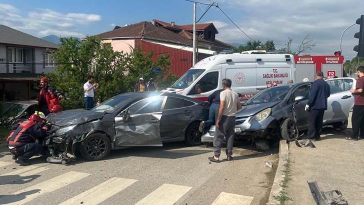 Sakarya'da iki otomobil çarpıştı: 4 yaralı