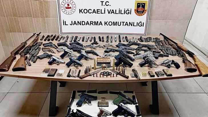 Ev ve iş yerinden ruhsatsız 14 tabanca ve 4 av tüfeği çıktı