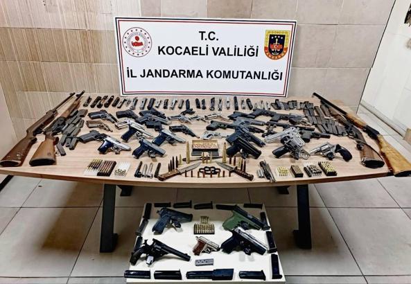 Ev ve iş yerinden ruhsatsız 14 tabanca ve 4 av tüfeği çıktı