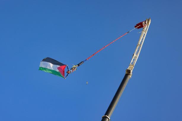 Bungee jumping yapan kişi 70 metre yükseklikte Filistin bayrağı açtı