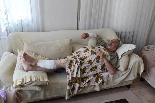 Yürüyüş yaparken köpekler saldırdı; koluna 40, bacağına 36 dikiş atıldı