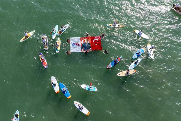 Mersin, havada, karada ve denizde 19 Mayıs coşkusu yaşadı
