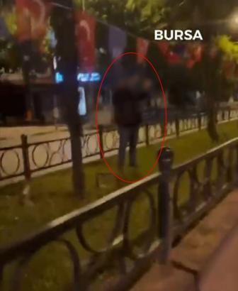 Türk bayrağını yakmaya çalıştığı öne sürülen şüpheli, kadın tepki gösterince kaçtı