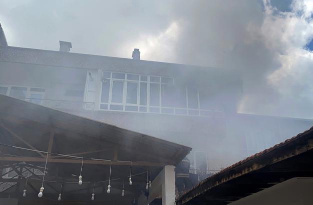 Çorlu'da 3 katlı apartmanda yangın: 5 kişi dumandan etkilendi