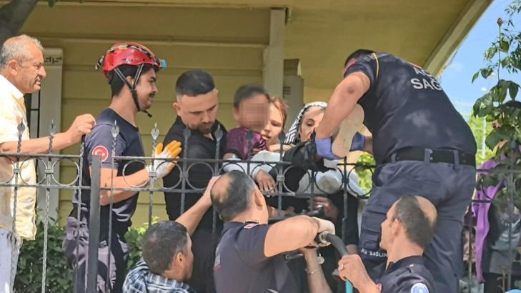 Bacağına saplanan korkuluk demiriyle hastaneye kaldırıldı
