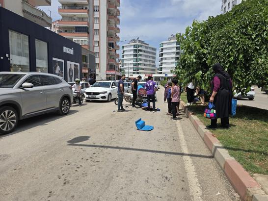 Otomobilin açılan kapısına çarpan motosikletli yaralandı