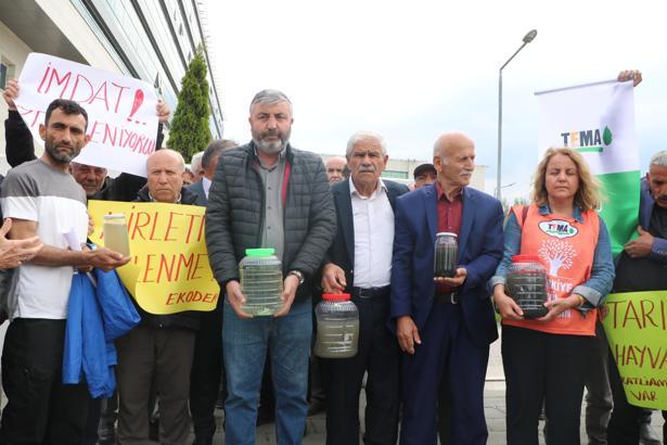 Gerede Çayı’ndaki kirliliğe tepki gösterip adliye önünde gıyabi cenaze namazı kıldılar