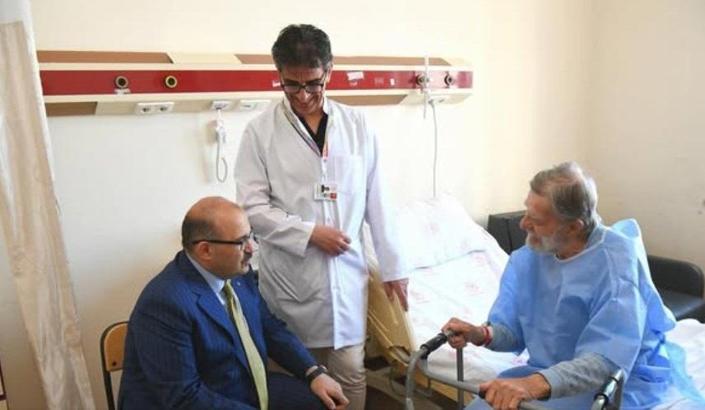 Vali Ustaoğlu, Ahmet Mekin’i tedavi gördüğü hastanede ziyaret etti