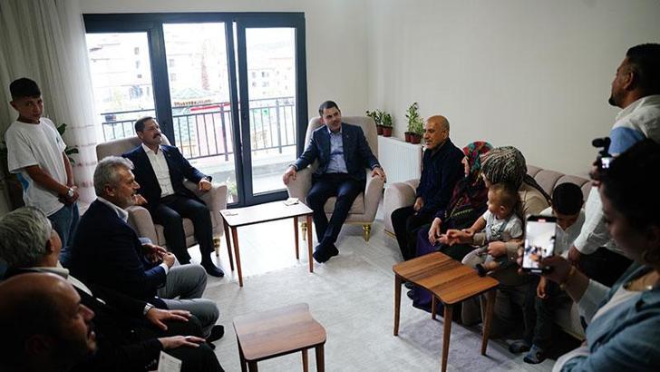 Bakan Kurum, Hatay'da evlerinin yapımı tamamlanan depremzede aileye misafir oldu