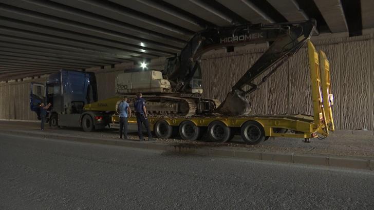 Elazığ'da iş makinesi yüklü TIR, alt geçitte sıkıştı