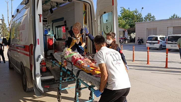 Tarla süren babasının kullandığı traktörün altında kalan Nur ağır yaralandı