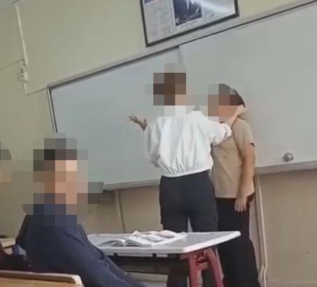 İstanbul - Pendik'te öğretmenden tahtaya kaldırdığı öğrencisine fiziksel ve sözlü şiddeti kamerada