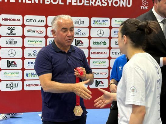 Yalıkavakspor şampiyonluk kupasını çiftledi