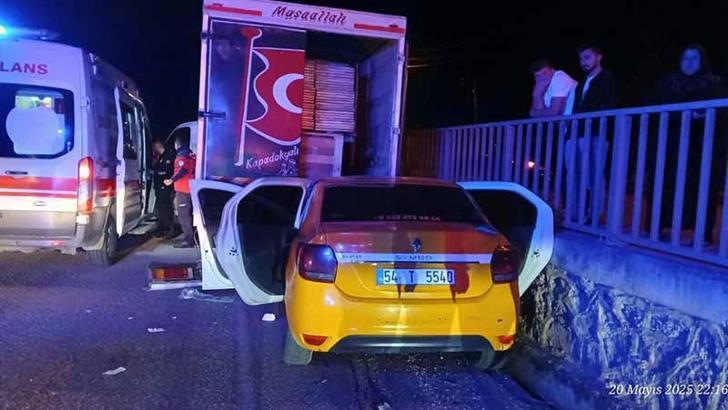Taksi, önündeki kamyonete çarptı; 1 ölü, 1 yaralı