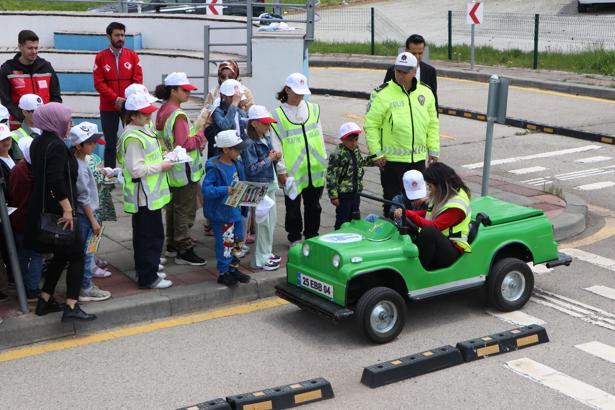 Akülü araçlarla çocuklara trafik eğitimi