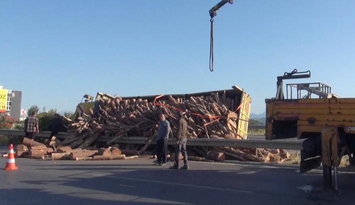 Tomruk yüklü kamyon devrildi