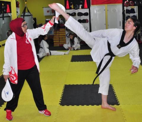 Kars'ta genç kızlar şiddete karşı tekvando öğreniyor