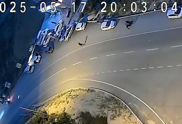 Mezarlıktaki otomobillerden hırsızlık şüphelisine suçüstü; havaya ateş açılarak yakalandı