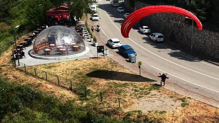 Ekstrem sporcusu Mertcan, arkadaşlarıyla oturduğu kafeteryadan evine paraşütle gitti