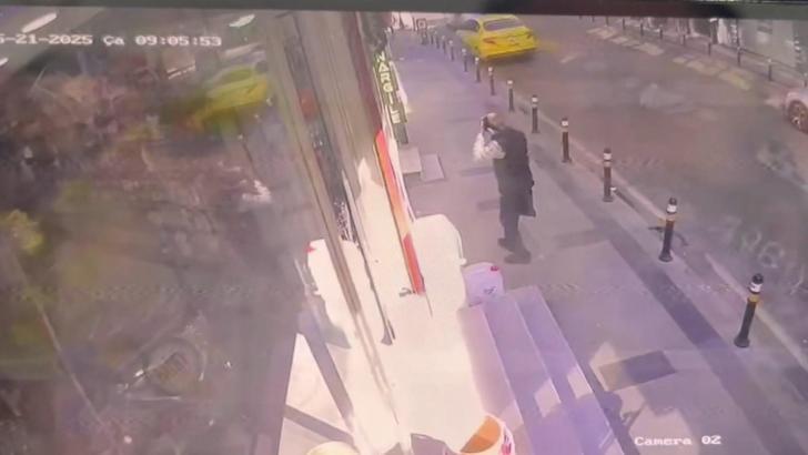 İstanbul - Küçükçekmece'de fenalaşıp yola düşen yayayı servis minibüsü ezdi