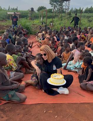 Veteriner teknikeri, doğum günü hediyelerini Afrikalı çocuklar ile paylaştı