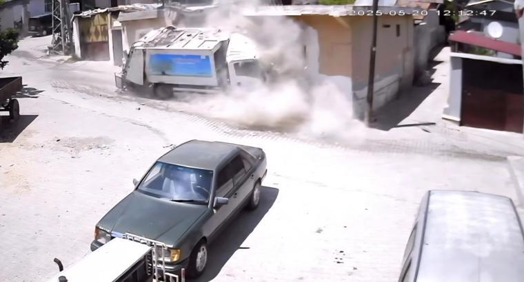 Kontrolden çıkan çöp kamyonu eve çarptı; kaza anı kamerada