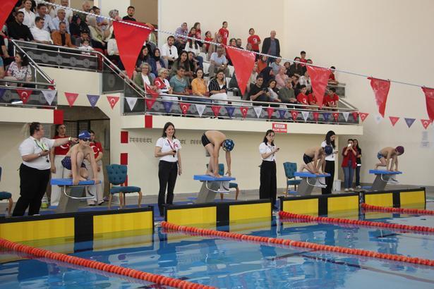 Kula'da minik yüzücüler Gençlik Haftası kapsamında yarıştı