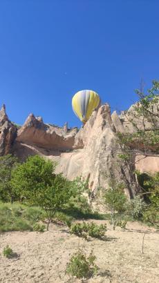 Kapadokya'da sıcak hava balonu, kayalıklara zorunlu iniş yaptı