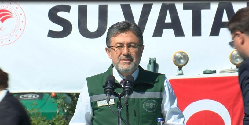 Bakan Yumaklı: 25 treyler çekicisi ve 2 yüzer paletli amfibik ekskavatörü envantere kazandırıldı