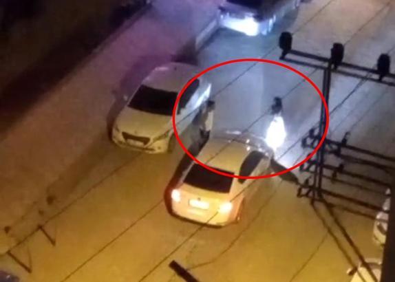 Kendisini takip eden sürücüyü ihbar etti; olay kamerada