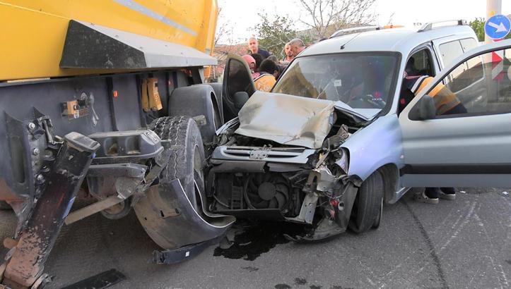 Kütahya’da hafif ticari araç, kamyona çarptı; 5 yaralı