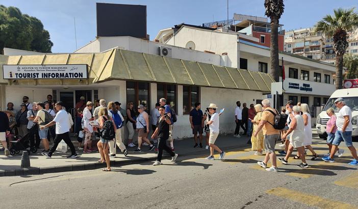 Kuşadası'na aynı anda 2 kruvaziyerle 6 bin 409 turist geldi