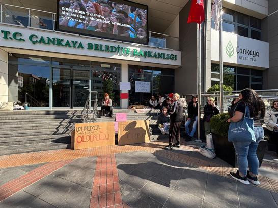 Hayvanseverlerden, belediye önünde 'ölü köpek' ile eylem