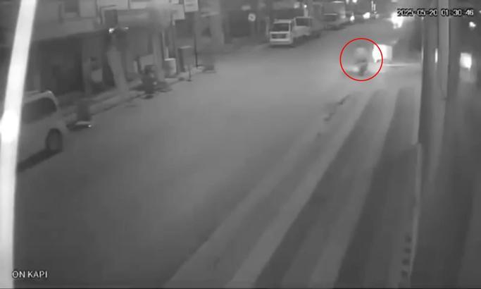 Motosikletin konteynere çarptığı kaza kamerada