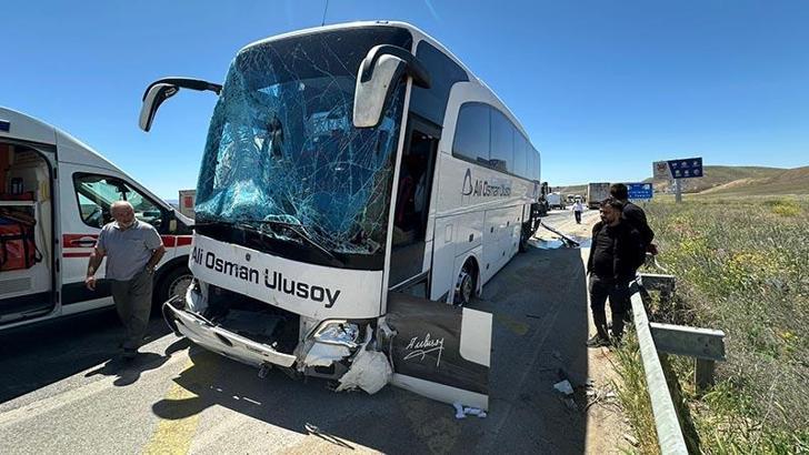 Yolcu otobüsü direğe çarptı; 2 yaralı