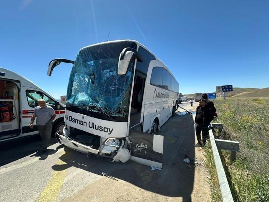 Yolcu otobüsü direğe çarptı; 2 yaralı