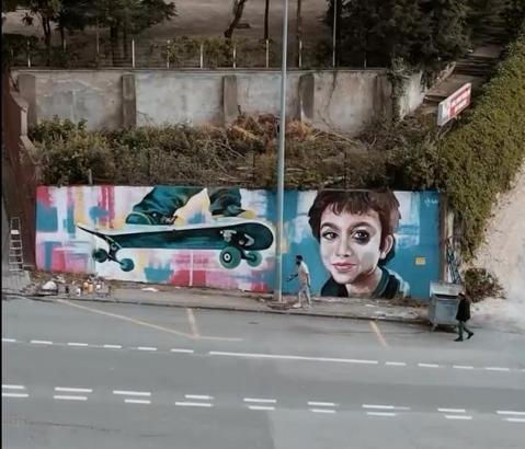 Azerbaycanlı ressam, öldürülen Minguzzi'nin portresini ve kaykayını duvara resmetti
