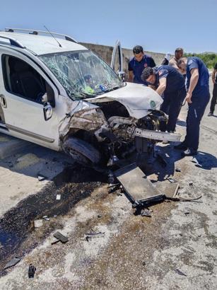 Duvara çarpan hafif ticari aracın sürücüsü öldü