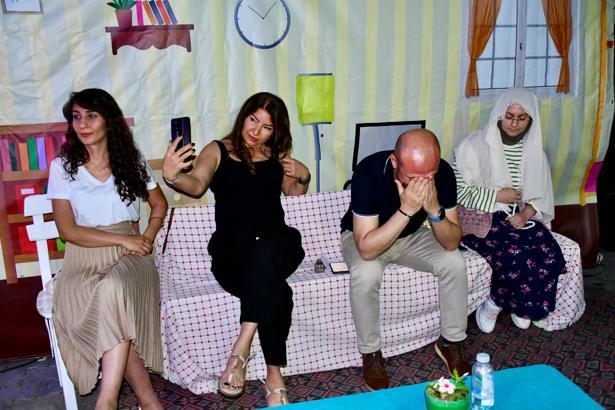 Öğretmenler kıraathanede tiyatro oyunu sahneledi