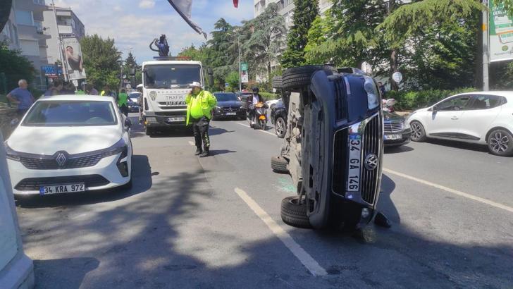 İstanbul - Beşiktaş’ta bir otomobil park halindeki araca çarparak takla attı; kaza anı kamerada