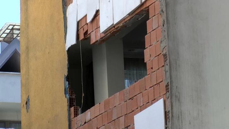 İstanbul  - Fatih’te yıkılan binanın molozları kaldırılırken yan binanın duvarı hasar gördü