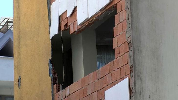 Fatih’te yıkılan binanın molozları kaldırılırken yan binanın duvarı hasar gördü