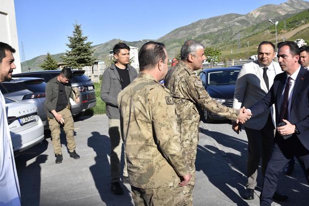 Bitlis'te polis aracı takla attı: 2 yaralı